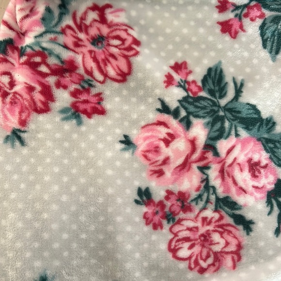 Betsey Johnson Rose Floral Polka Dot Ultra Soft Plush Throw NWT - Picture 6 of 6